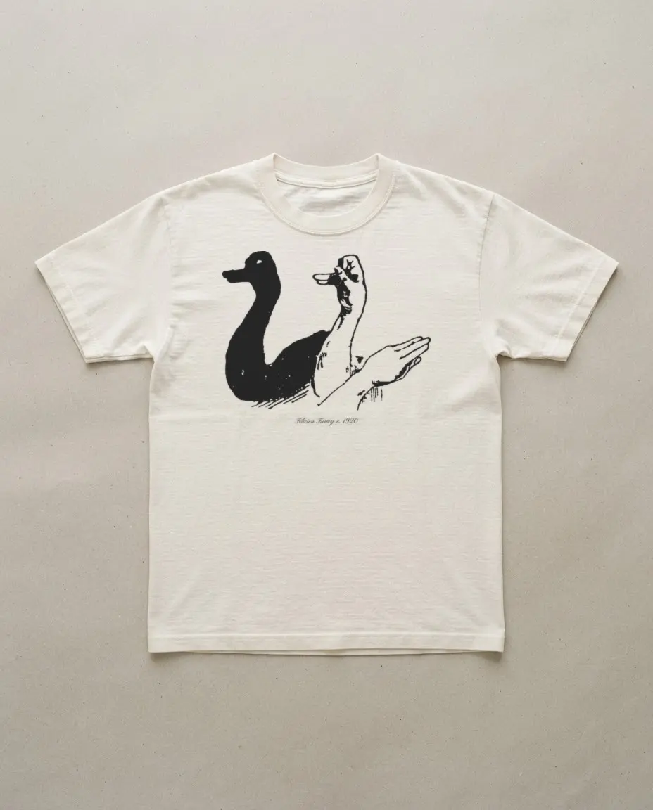 Camiseta blanca con la sombra de un cisne impresa en negro