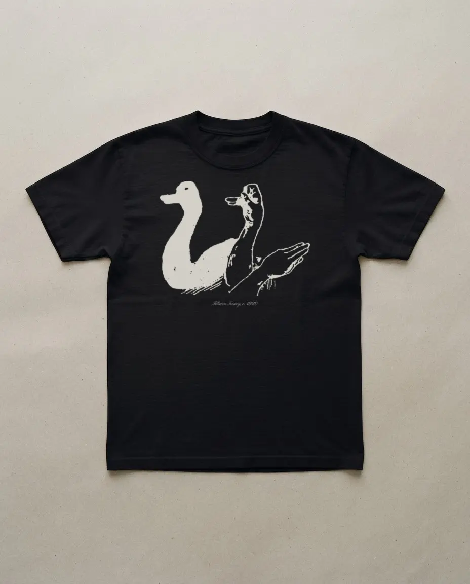 Camiseta negra con la sombra de un cisne impresa en blanco