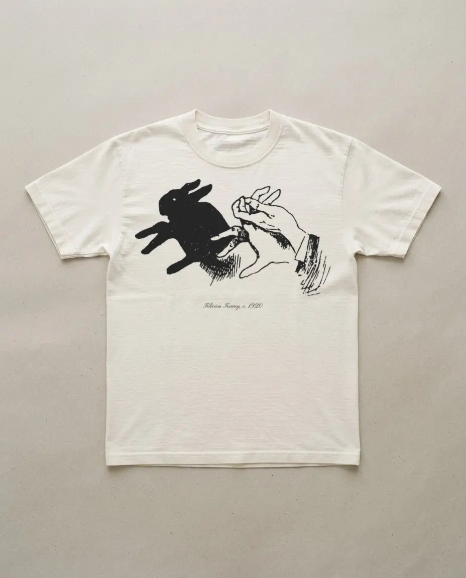 Camiseta blanca con la sombra de un conejo impresa en negro