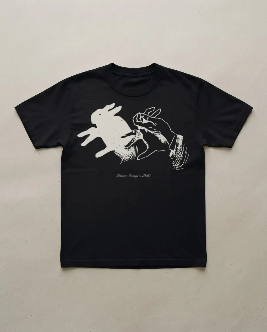 Camiseta negra con la sombra de un conejo impresa en blanco