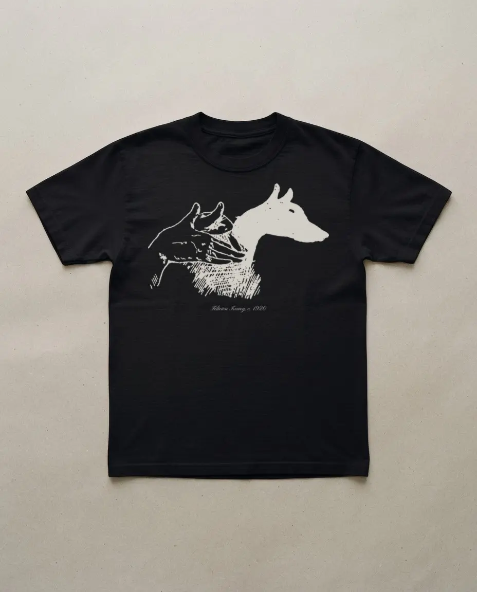 Camiseta negra con la sombra de un lobo impresa en blanco