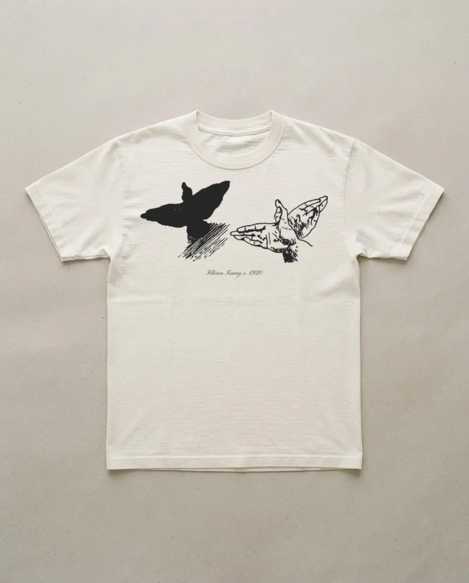 Camiseta blanca con la sombra de un pájaro impresa en negro